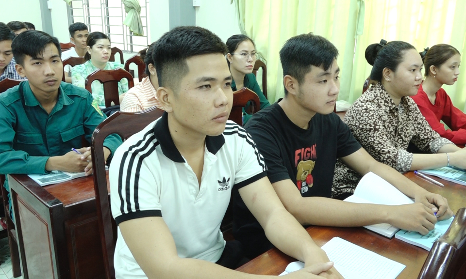 Đức Hòa tổ chức khai giảng lớp đảng viên mới đợt 1/2024