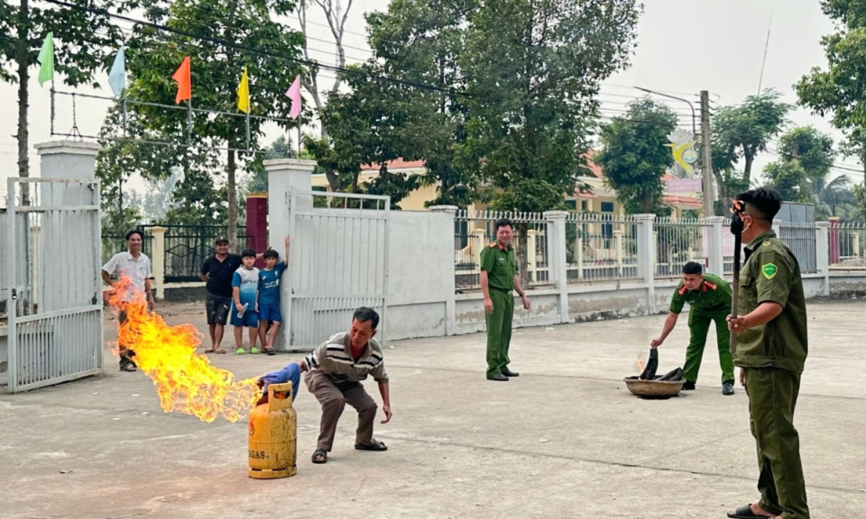 Tân Hưng: Xã Vĩnh Châu A tập huấn thực hành chữa cháy và cứu nạn, cứu hộ