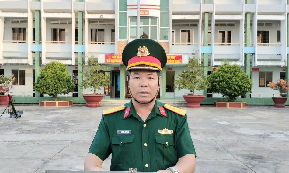 Ban Chỉ huy Quân sự huyện Tân Hưng chào cờ, quán triệt công tác đầu năm 2024