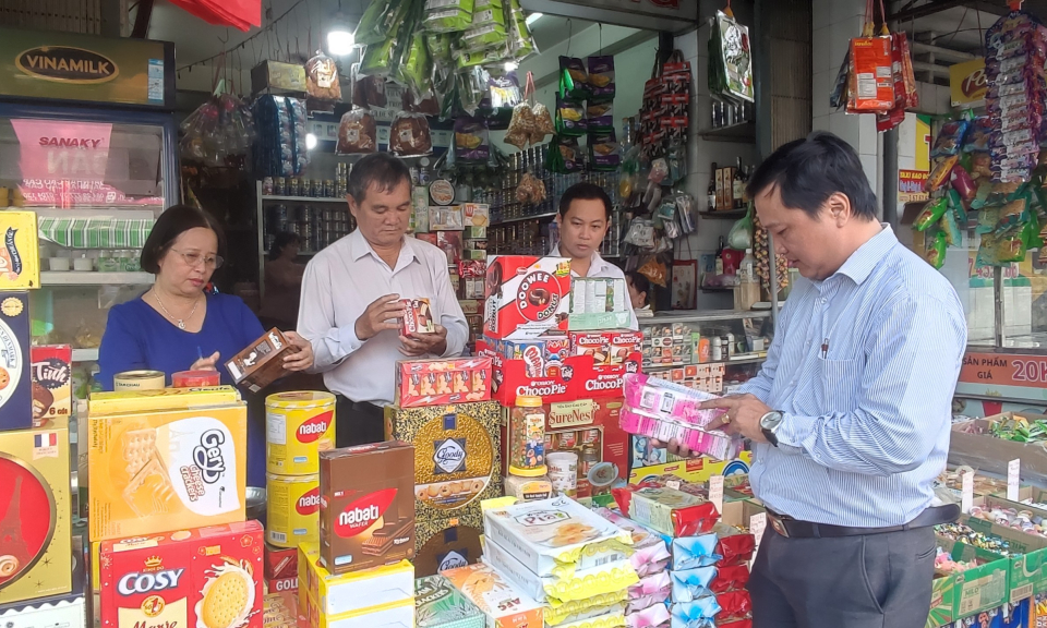 Thành phố Tân An kiểm tra an toàn thực phẩm dịp Tết Nguyên đán Giáp Thìn 2024