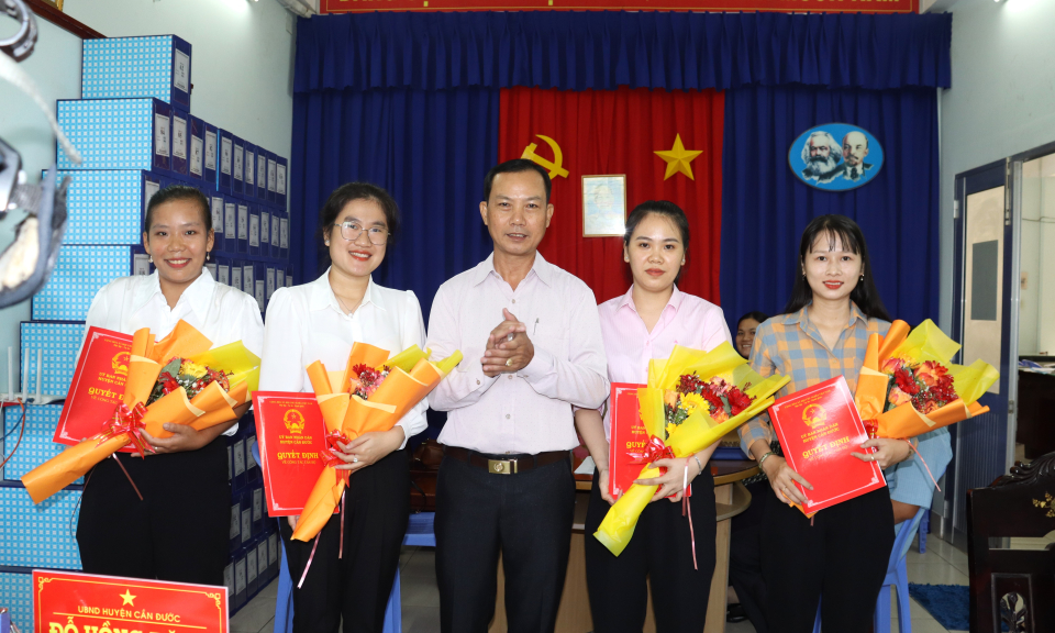 Cần Đước trao các quyết định về tuyển dụng viên chức
