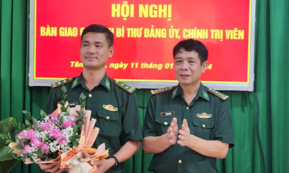 Bàn giao chức vụ Bí thư Đảng ủy, Chính trị viên Đồn Biên phòng Sông Trăng 