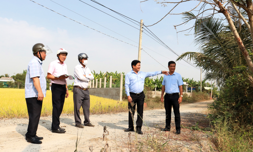Bí thư Huyện ủy Cần Đước khảo sát tiến độ giải phóng mặt bằng công trình trọng điểm