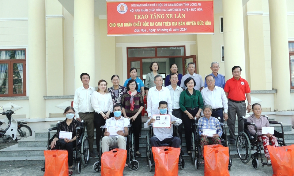 Trao 5 xe lăn cho nạn nhân bị nhiễm chất độc da cam, người khuyết tật