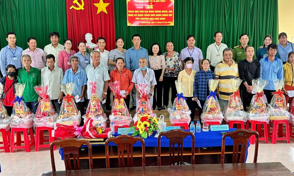 Kiến Tường tặng quà cho hộ chính sách nhân dịp Tết Nguyên đán 2024 