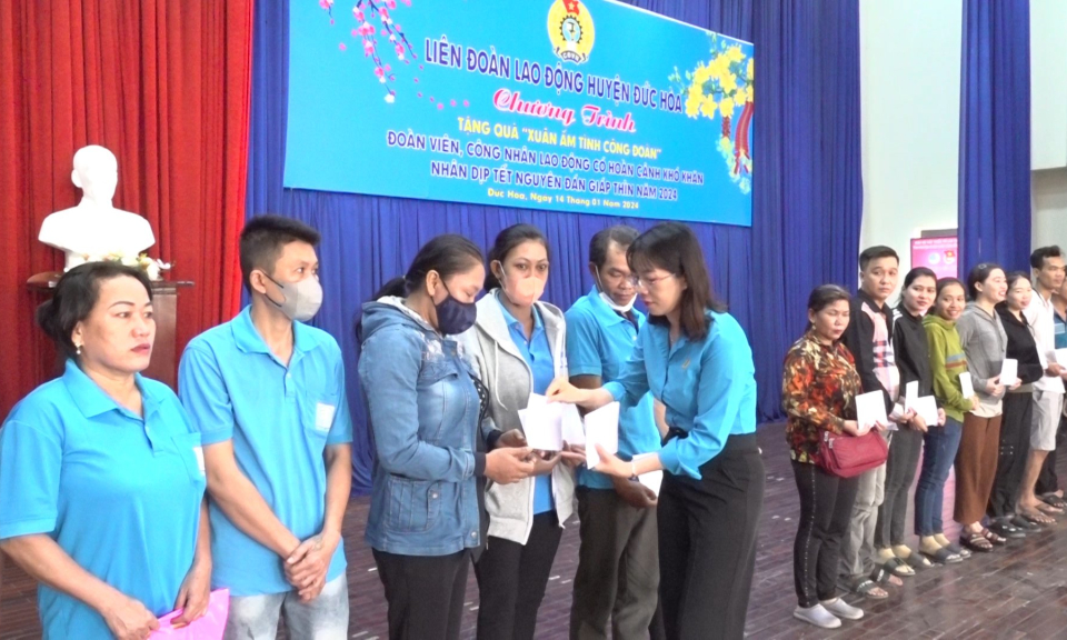 Đức Hòa trao quà Tết cho công nhân lao động có hoàn cảnh khó khăn
