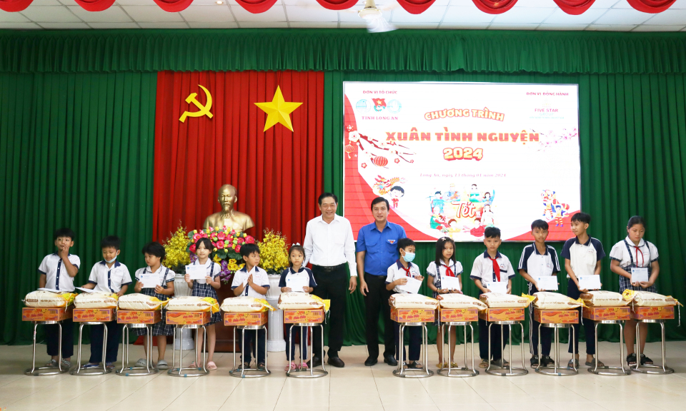 Tỉnh đoàn tổ chức Chương trình Xuân tình nguyện tại huyện Cần Giuộc