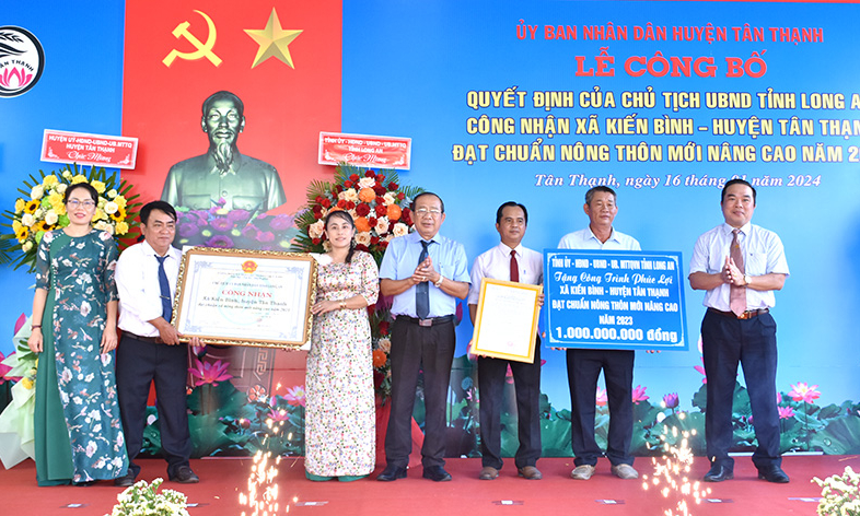 Xã Kiến Bình, huyện Tân Thạnh đón nhận danh hiệu xã đạt chuẩn nông thôn mới nâng cao
