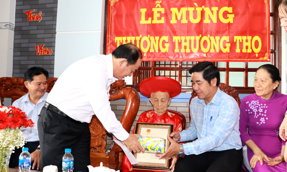 Cần Đước chúc thọ, tặng quà xuân gia đình chính sách, trẻ em có hoàn cảnh đặc biệt và trẻ em có nguy cơ rơi vào hoàn cảnh đặc biệt 