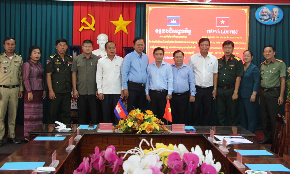 Thủ Thừa tiếp đoàn Chi khu Quân sự Svay Anto, Campuchia