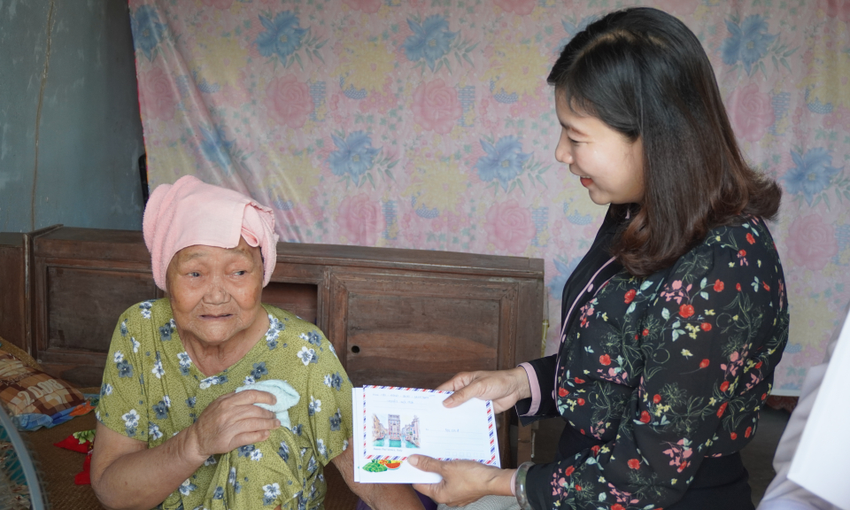 Lãnh đạo huyện Mộc Hóa thăm hỏi, chúc Tết gia đình chính sách