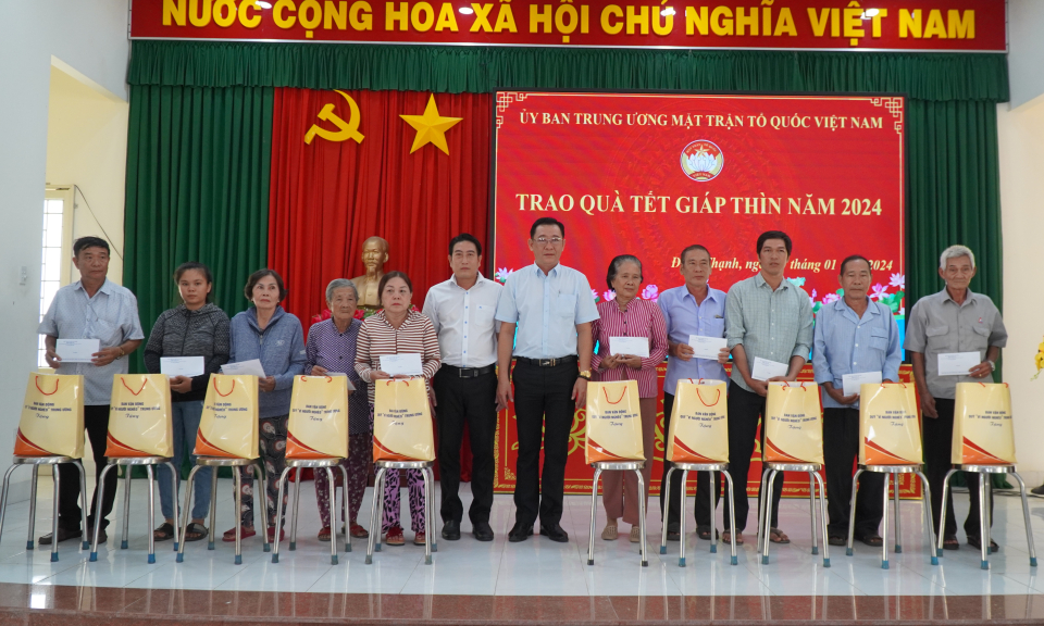 Lãnh đạo Ủy ban MTTQ tỉnh tặng quà Tết tại huyện Cần Giuộc