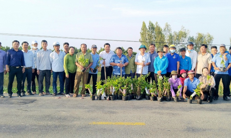  Xã Vĩnh Lợi, huyện Tân Hưng ra quân trồng cây bảo vệ môi trường