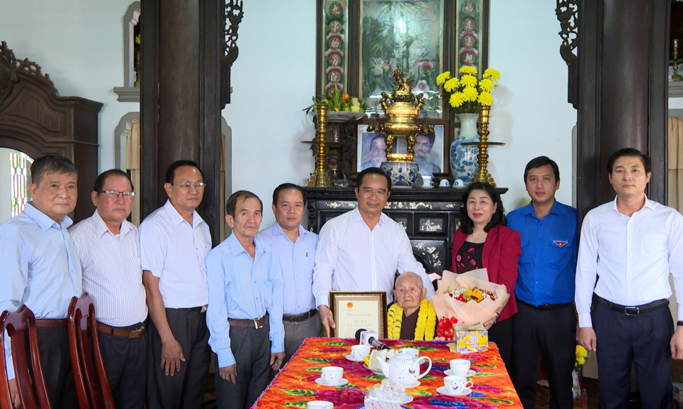 Bí thư Tỉnh ủy chúc thọ, tặng quà Tết tại Bến Lức