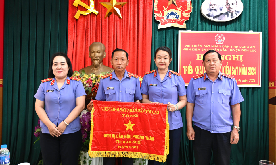Bến Lức nhận “Cờ thi đua dẫn đầu khối Ngành Kiểm sát Nhân dân” năm 2023