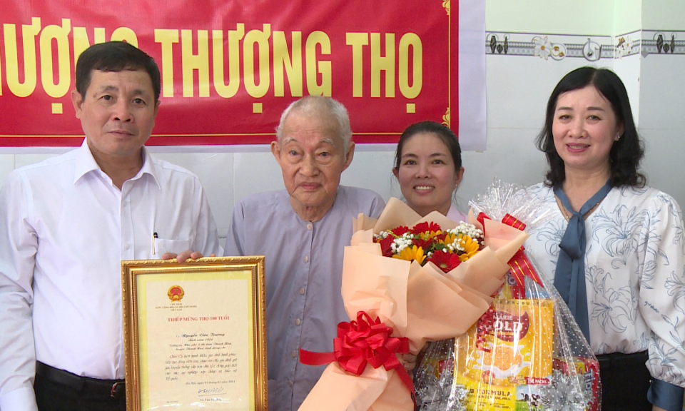 Lãnh đạo tỉnh chúc thọ, thăm và tặng quà Tết tại huyện Thạnh Hóa