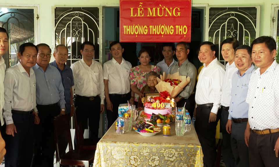 Chủ tịch UBND tỉnh thăm, tặng quà nhân dịp Tết tại huyện Đức Hòa