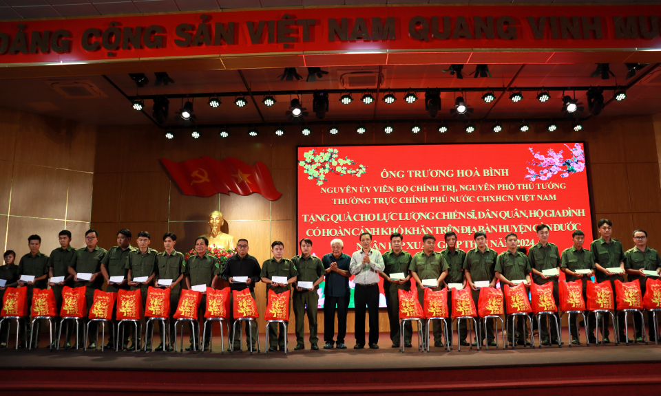 Nguyên Phó Thủ tướng Thường trực Chính phủ -Trương Hòa Bình trao quà Tết tại huyện Cần Đước