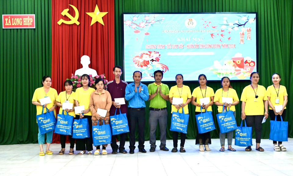 Bến Lức đầm ấm chương trình “Tết Sum vầy - Xuân ấm tình Công đoàn”