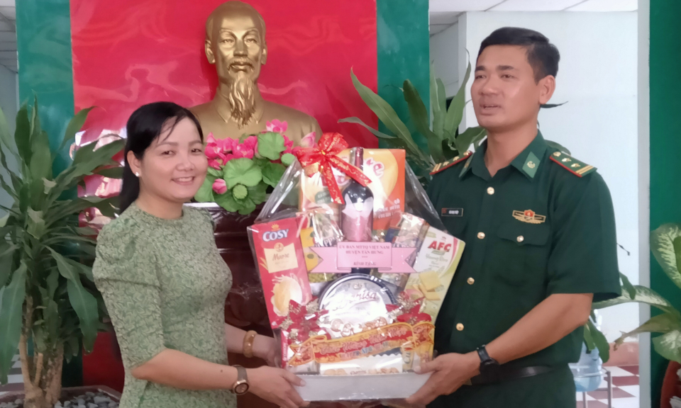Mặt trận Tổ quốc huyện Tân Hưng thăm, chúc tết Đồn Biên phòng Sông Trăng
