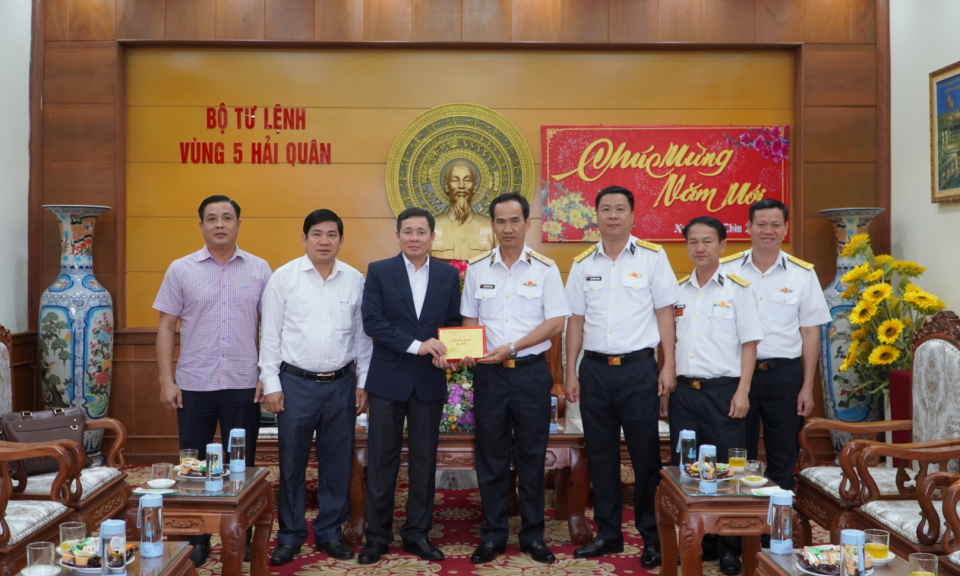 Tỉnh Long An thăm, chúc Tết cán bộ, chiến sĩ Vùng 5 Hải quân