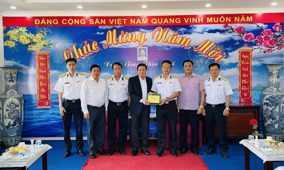 Tỉnh Long An thăm, chúc Tết Lữ đoàn 127 và Trung đoàn Rada 551