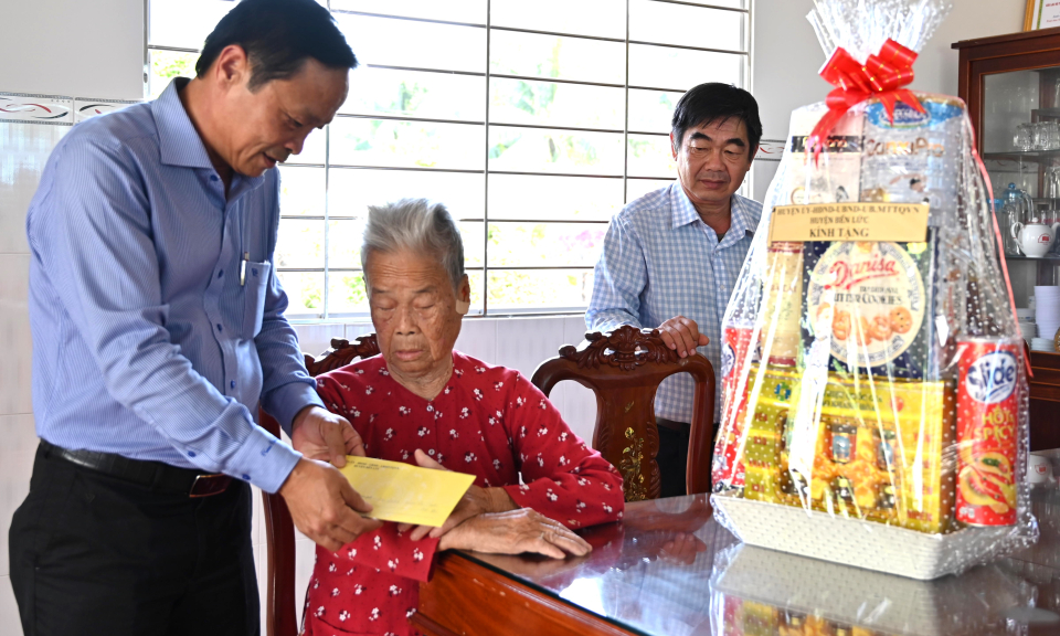 Huyện ủy Bến Lức thăm, tặng quà các Mẹ Việt Nam anh hùng
