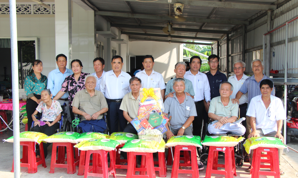 Thủ Thừa: Nguyên Phó Chủ tịch UBND tỉnh Long An thăm và chúc Tết làng thương binh xã Nhị Thành