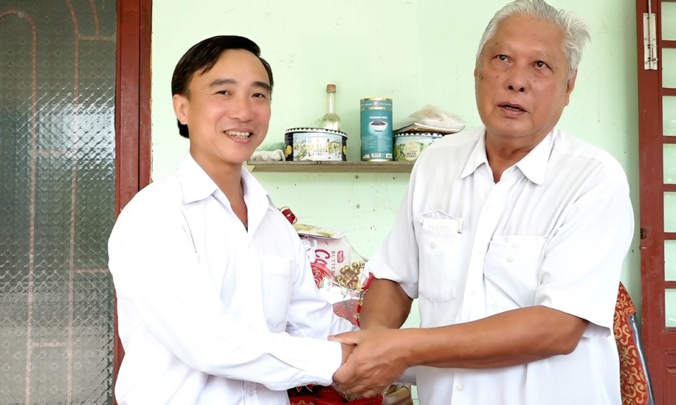 Lãnh đạo thị uỷ Kiến Tường thăm, tặng quà gia đình chính sách 