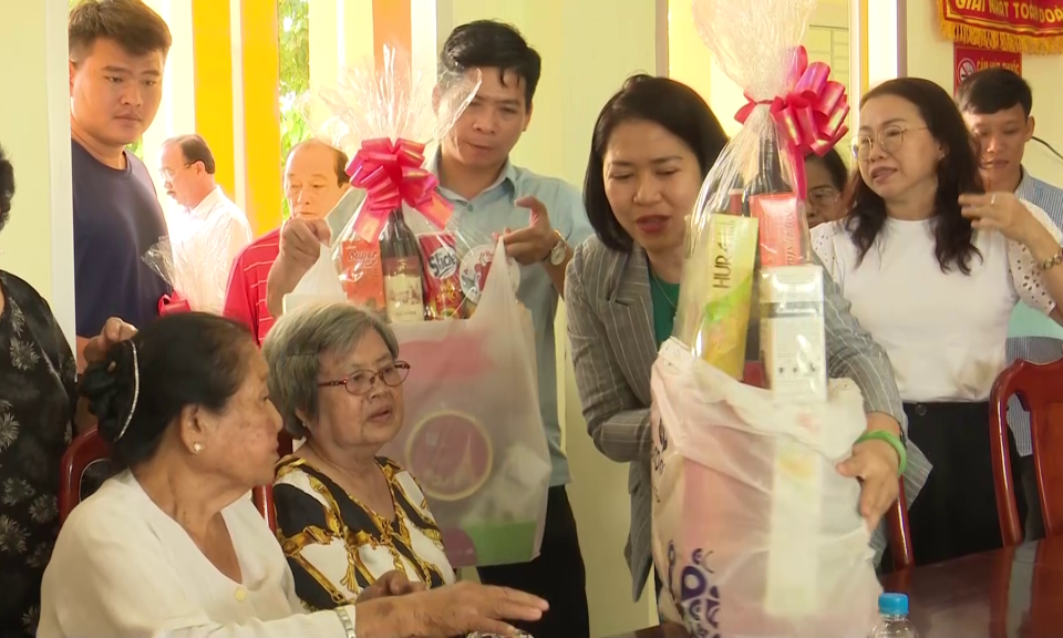 Tân Trụ: Thăm, tặng quà đối tượng chính sách xã Nhựt Ninh