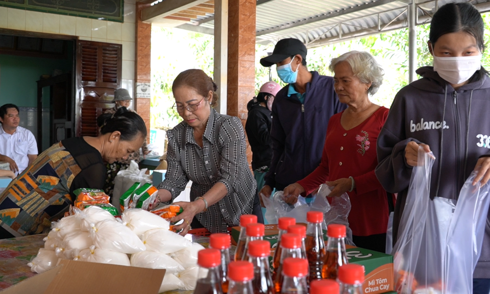 Tân Trụ: “Gian hàng 0 đồng” mang Tết đến với phụ nữ có hoàn cảnh khó khăn