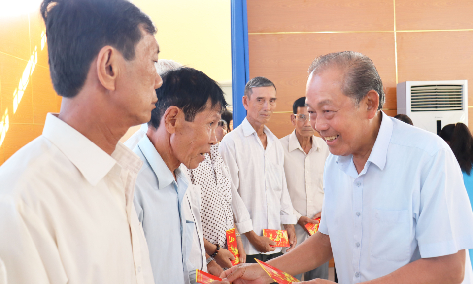 Cần Giuộc tặng quà Tết gia đình chính sách và tri ân nhà tài trợ