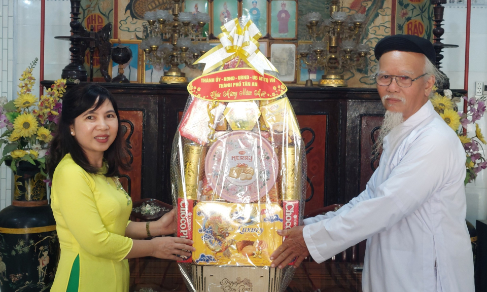 Lãnh đạo thành phố Tân An thăm, chúc Tết  các tổ chức và cơ sở tôn giáo 