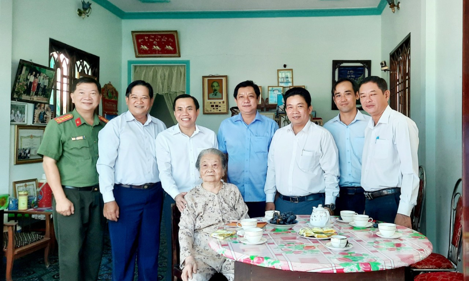 Bí thư Thành ủy Tân An thăm, chúc tết Mẹ Việt Nam anh hùng 