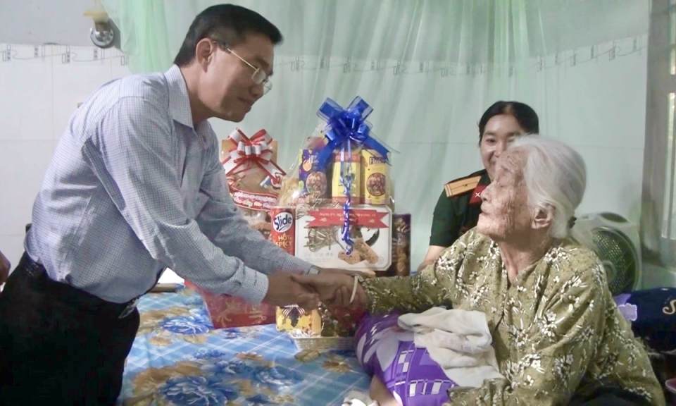 Lãnh đạo huyện Tân Hưng thăm và chúc Tết các Mẹ Việt Nam anh hùng