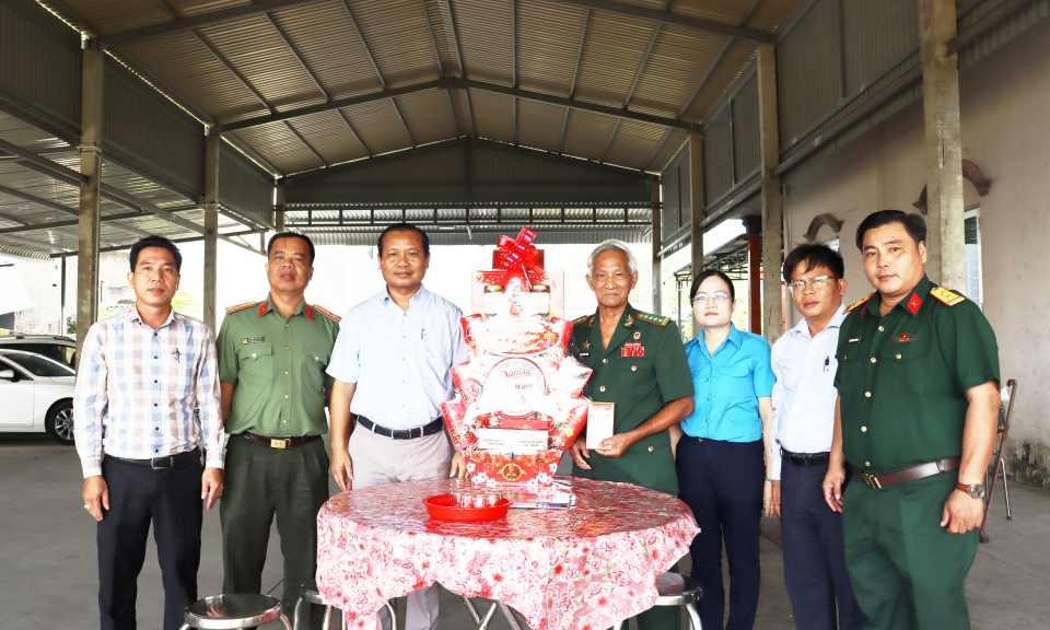 Bí thư Huyện ủy Cần Giuộc  thăm, chúc Tết đối tượng chính sách