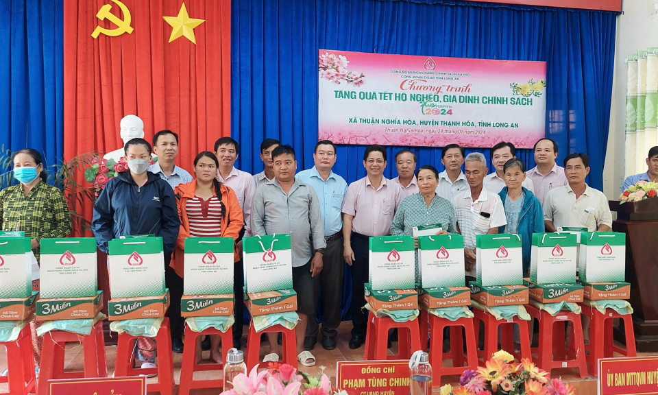 Ngân hàng Chính sách xã hội tỉnh tặng quà Tết cho hộ nghèo ở Thạnh Hóa