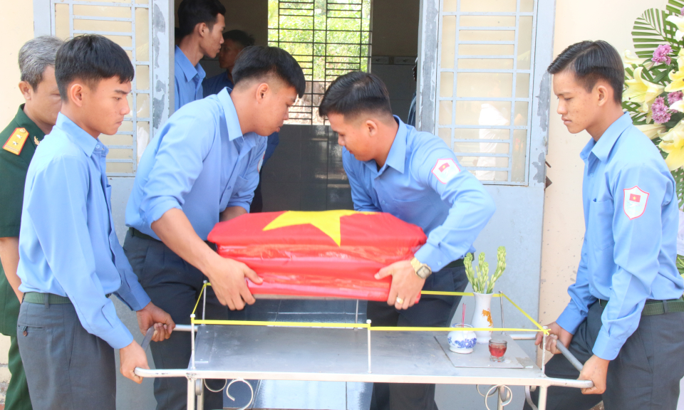 Đón hài cốt liệt sĩ, quân tình nguyện và chuyên gia Việt Nam hy sinh tại Campuchia