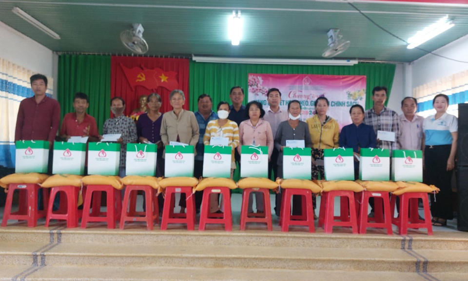 Ngân hàng Chính sách xã hội huyện Tân Hưng tặng quà Tết cho gia đình chính sách, hộ nghèo
