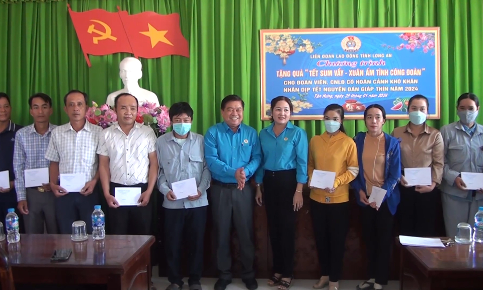 Liên đoàn Lao động tỉnh tặng quà Tết tại Tân Hưng