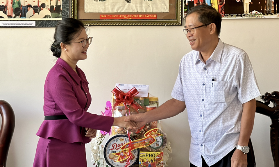 Ban Giám đốc Đài Phát thanh và Truyền hình Long An chúc Tết tại huyện Tân Hưng