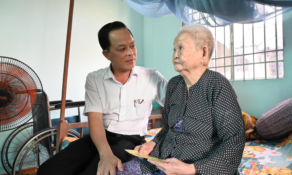 Chủ tịch UBND huyện Bến Lức thăm tặng quà Tết cho Mẹ Việt Nam anh hùng, gia đình chính sách