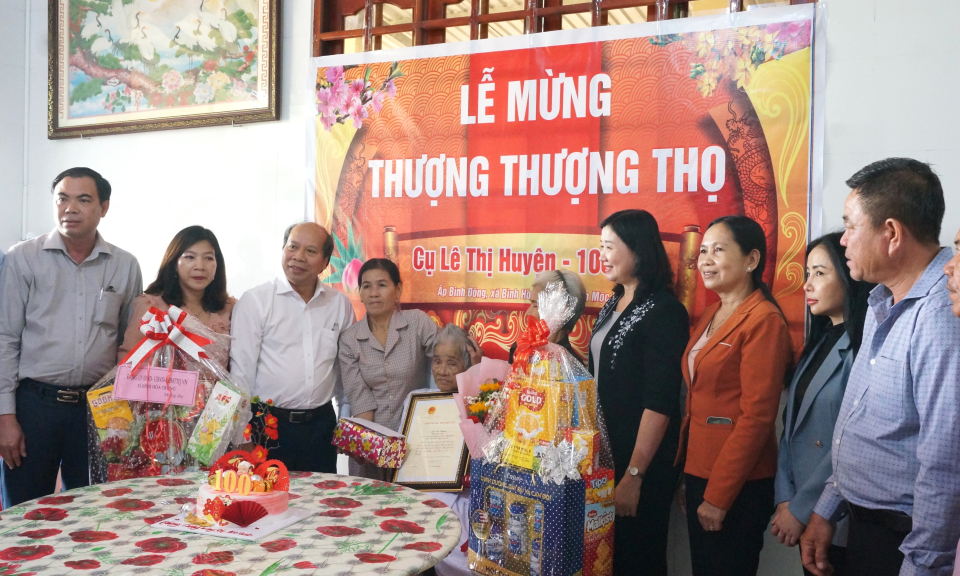 Ban Tuyên giáo Tỉnh ủy trao tặng quà Tết tại Mộc Hóa