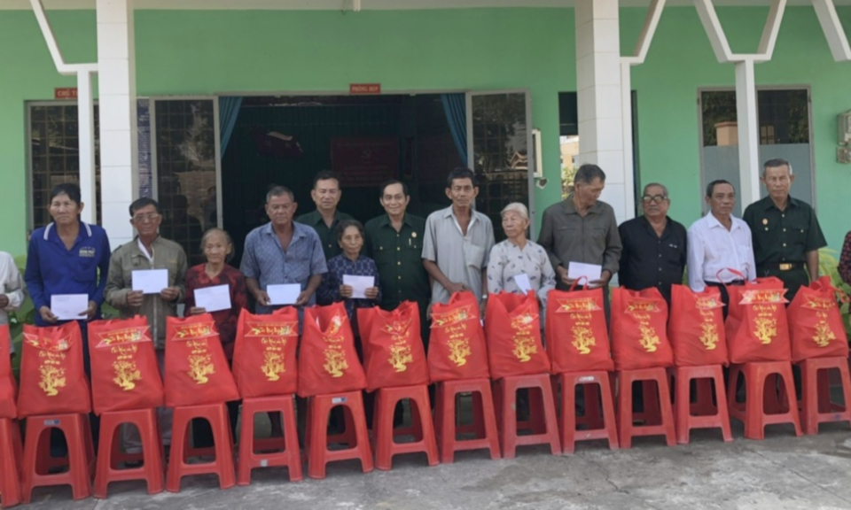 Tân Hưng: Hội Cựu chiến binh tỉnh thăm, chúc Tết và tặng quà cho hội viên nghèo