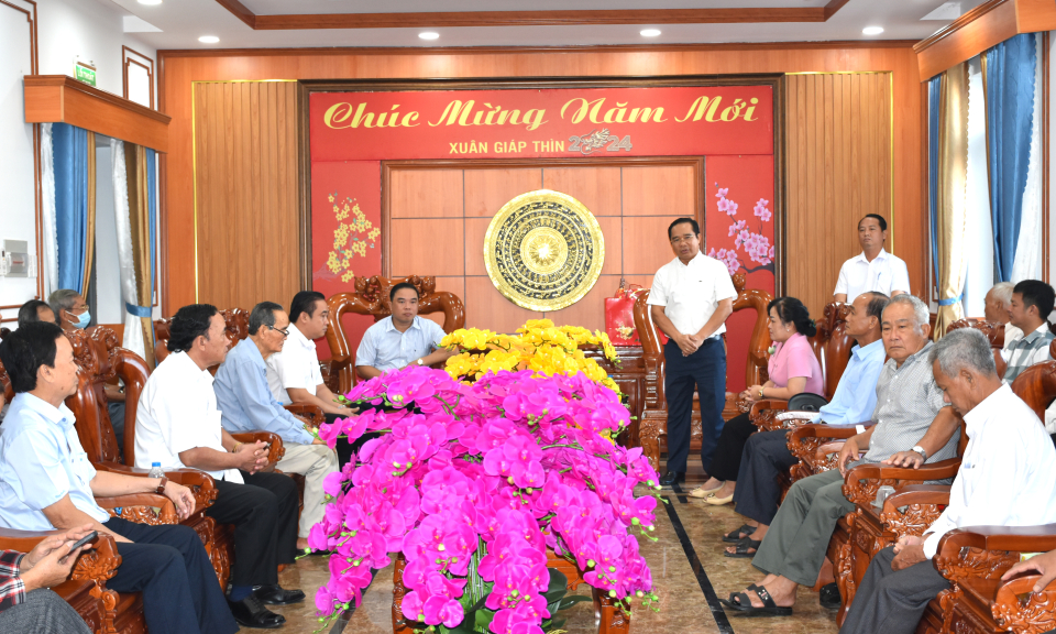 Bí thư Tỉnh ủy chúc Tết tại huyện Tân Thạnh