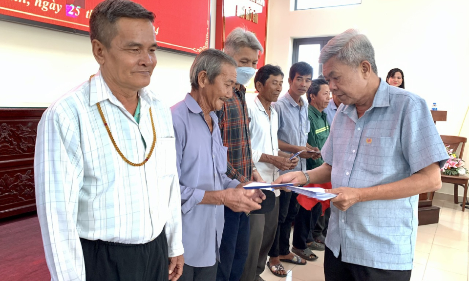 Huyện Châu Thành trao 100 phần quà cho các hộ có hoàn cảnh khó khăn 