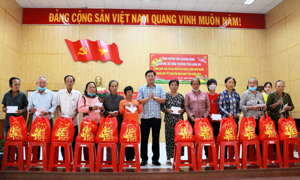 Giám đốc Sở Công thương tặng quà Tết gia đình khó khăn tại Cần Đước