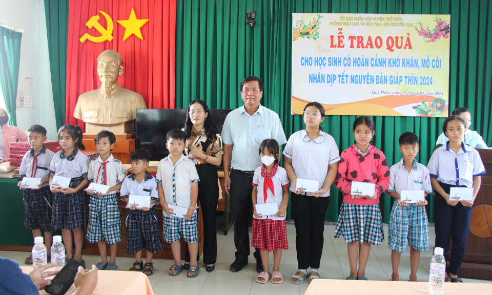 Thủ Thừa thăm hỏi, tặng quà cán bộ giáo viên, nhân viên người lao động