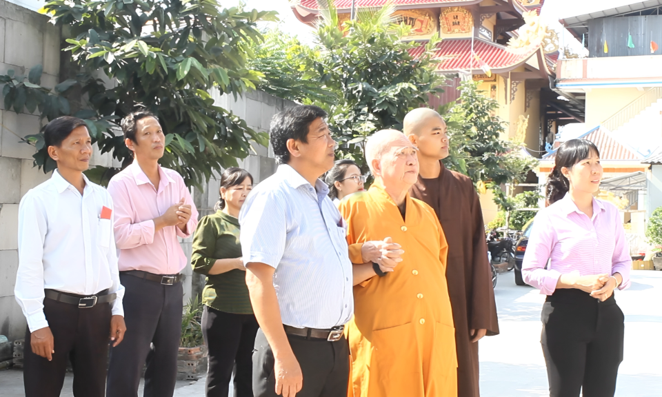 Chủ tịch HĐND huyện Tân Trụ thăm, tặng quà tại cơ sở tôn giáo và gia đình chính sách