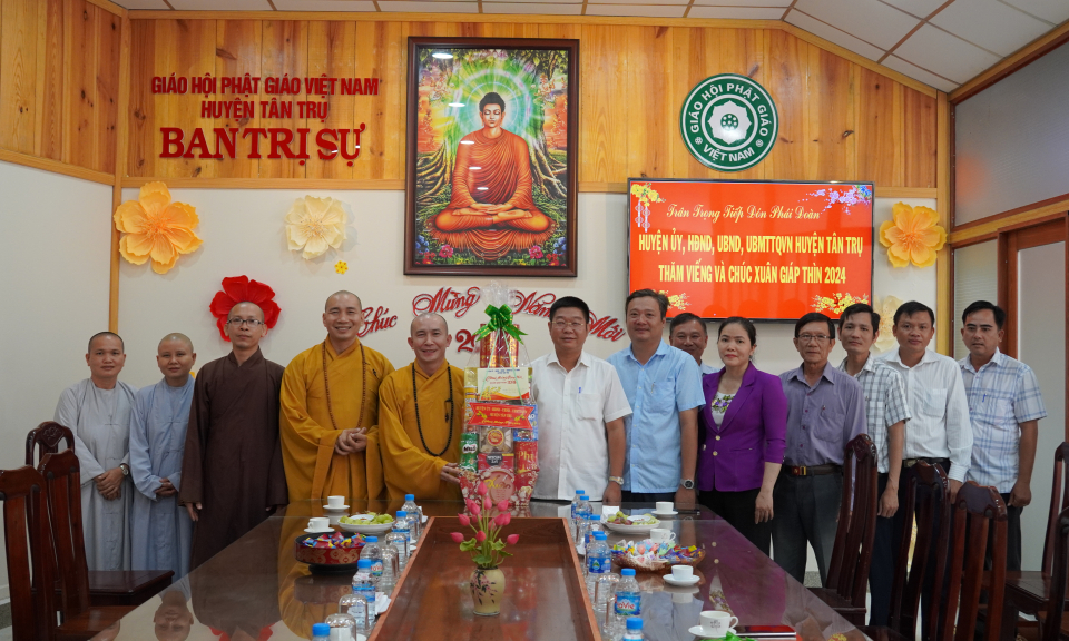 Bí thư Huyện ủy Tân Trụ đến thăm và chúc Tết cơ sở tôn giáo